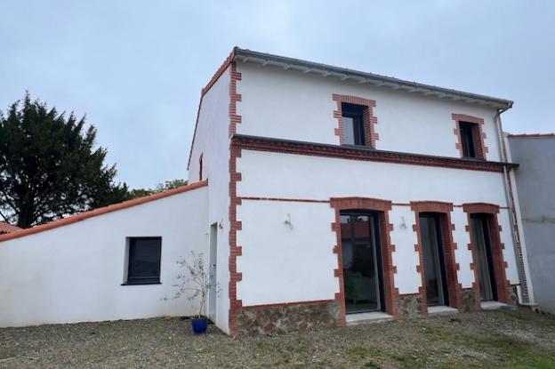 La maison ancienne a été conservée et surélevée; les décors ont été restaurés ( génoise, jambage en brique)
