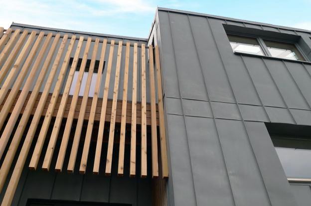 Façade Zinc joint debout - garde corps bois - vue depuis la rue