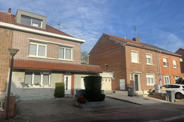 Maison mitoyenne par la garage de celle d'un autre client en 2021