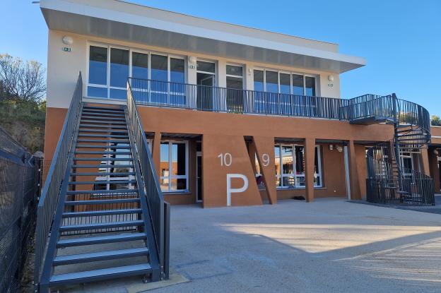 Classes vues depuis la cour
