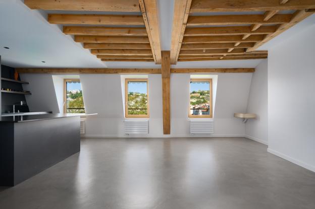 Séjour cuisine de l'appartement - Béton ciré au sol, poutres et murs sablés