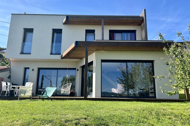 grandes ouvertures, accès terrasse RDC et R+1. Nous profitons de la vue à tous les étages et dans toutes les pièces. 
