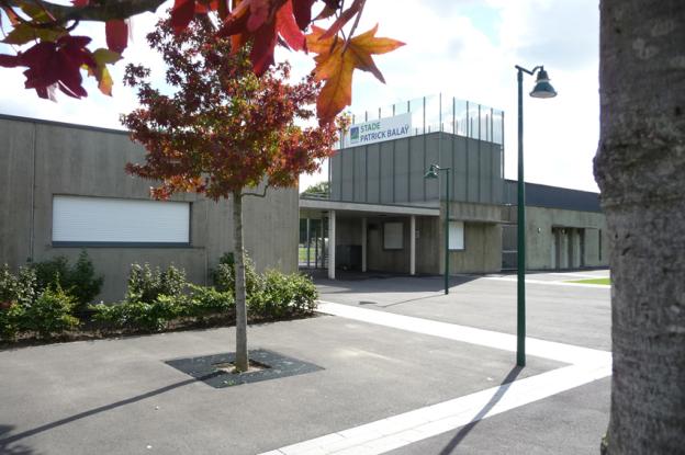 COMPLEXE SPORTIF - Vue depuis le parvis sur l'entrée principale