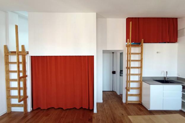 Mezzanine abritant les chambre, bureau et salle de bain