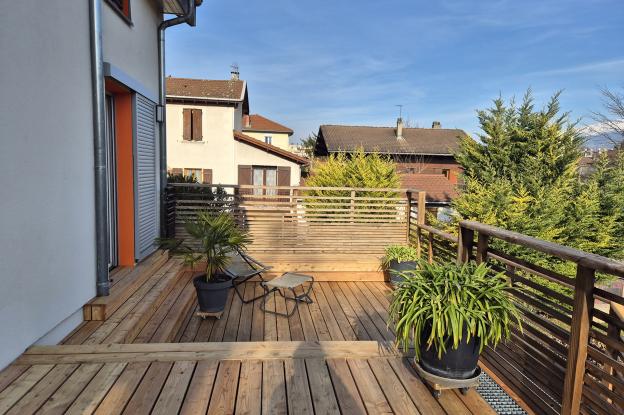 Terrasse bois et volets coulissants