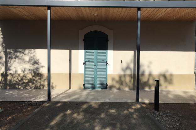 Porte d'entrée et ombrière