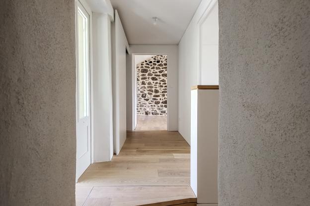 Enduits à la chaux, menuiserie en chataîgner et fenêtres bois