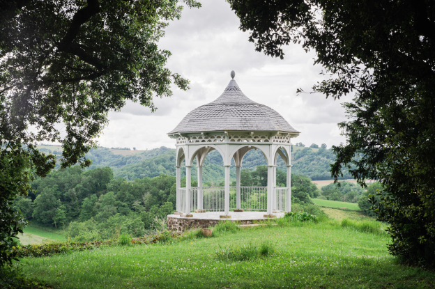 Kiosque à musique dans un parc arboré avec une couverture ardoise
