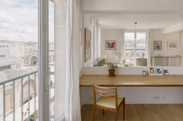Bureau avec verrière donnant sur le salon 