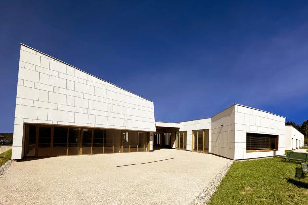 Parvis ouvert de la salle polyvalente 