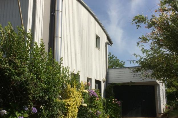 UN JARDIN PAYSAGER ET PROTECTEUR POUR UNE « MAISON DE VILLE » ORGANIQUE ET BIOCLIMATIQUE EN BRETAGNE – BREC’H