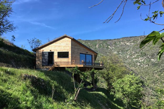 Maison posée sur les bancels