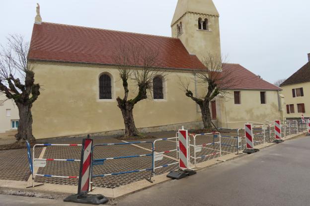 restauration des façades avec un enduit à la chaux finition talochée fin Restauration de la couverture en tuiles plates rouge nuagé