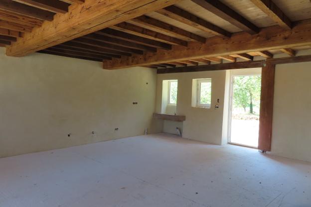 enduit chaux-chanvre intérieur épaisseur 8cm. Plafond solivage en bois sablé.