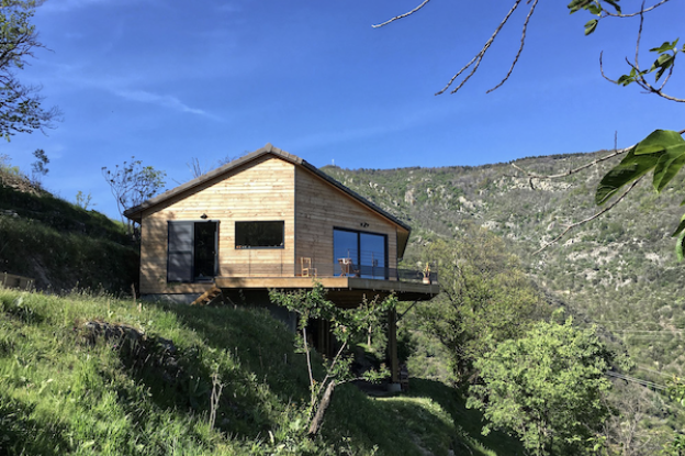 Posée sur les bancels la maison ouvre la vue sur les gorges du Chassezac 