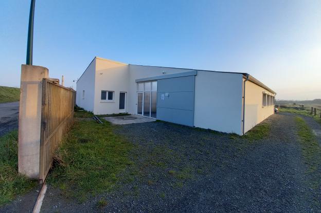 Bâtiment rénové, façades peintes, menuiseries aluminium, volet coulissant grande dimension