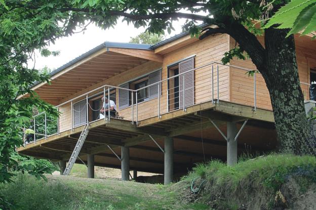 maison bois, avancée de toit  pour s'abriter et une  terrasse pour flâner
