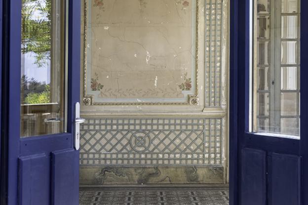 Fresque d’époque conservée dans le salon, mémoire du temps qui traverse le lieu.