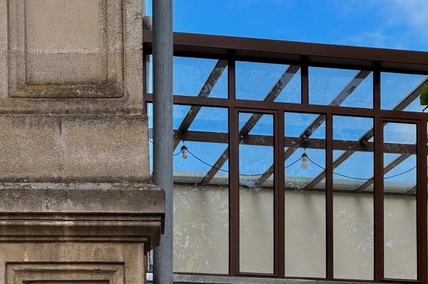 rénovation d'une dépendance en verrière acier