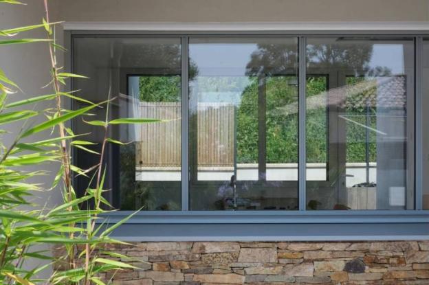 Vue extérieure de la cuisine - mur en pierre