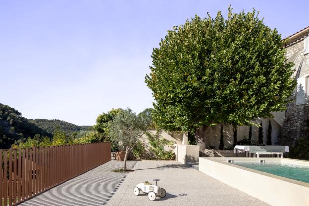 Aménagement extérieur : piscine, terrasse et cuisine d'été