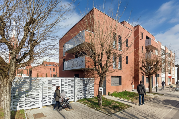Immeuble de 7 logements - Murs en maçonnerie - Isolation par l'extérieur - Plancher béton - Habillage façade en briques de parement rouge - Menuiseries Alu