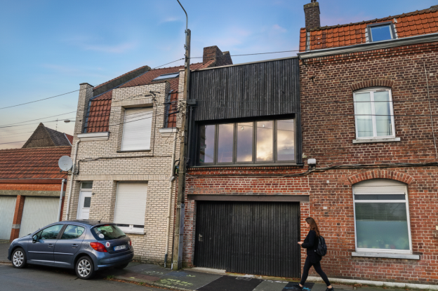 Extension par surélévation au dessus d'un garage en ossature bois - Bardage bois brûlé - Menuiseries Alu dont Châssis accordéon  - Toit terrasse accessible par un châssis de toit et escalier échelle bois