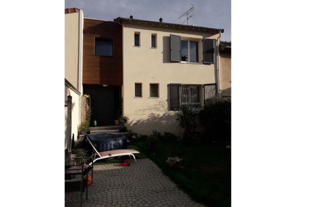 Façade projetée sur rue