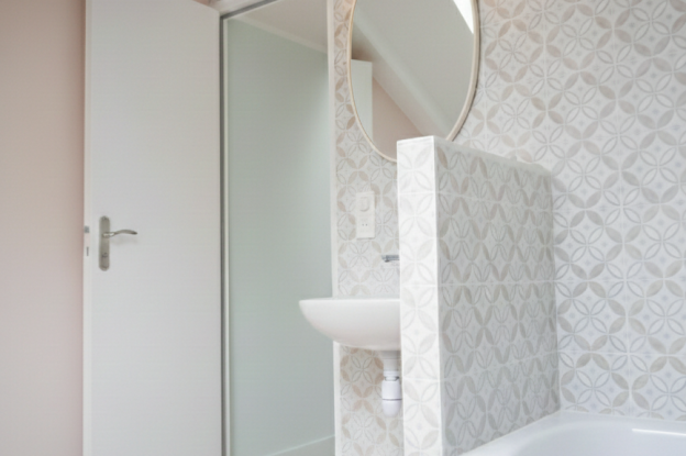 salle de bain sous combles - lumière modifiée par IA