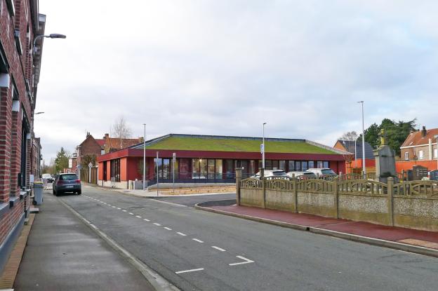 Construction d'un bâtiment à usage commercial : Structure et murs ossature bois - Bardage Equitone - Toiture végétalisée - Toiture métallique joint debout - Menuiseries Aluminium - Panneaux photovoltaïque