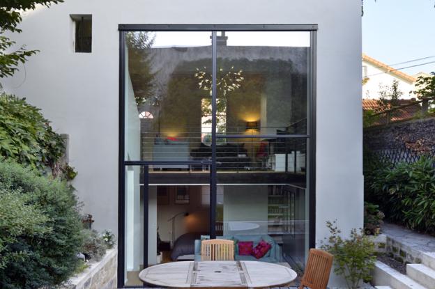 Une nouvelle baie innonde les espaces intérieurs de lumière et les relie au jardin