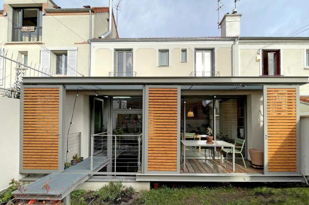 Façade Sud, pergola et volets coulissants pour confort d'été