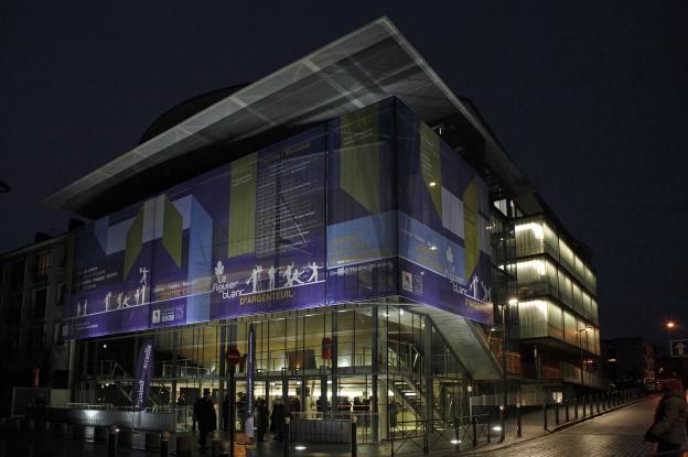 Vue de nuit de la façade principale