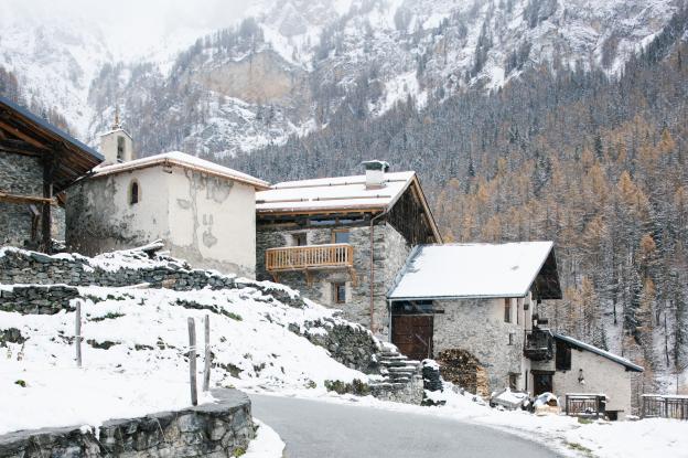 Vue sur le hameau et le chalet rénové au centre