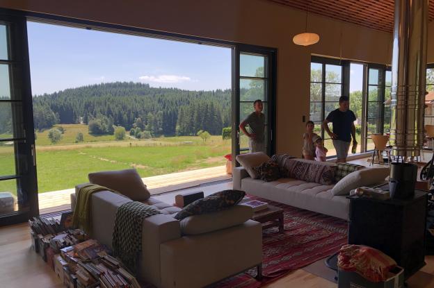 Le salon prolongé en coursive jusqu'au dehors