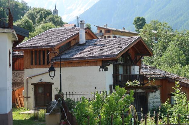 Chalet rénové avec surélévation partielle de la toiture et intégration discrète de vitrage
