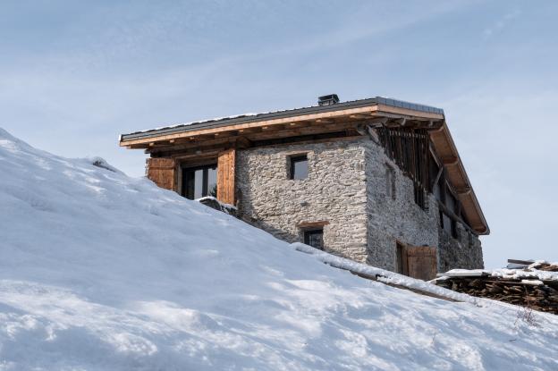 Vue d'ensemble du chalet rénové (partie de gauche) en site isolé