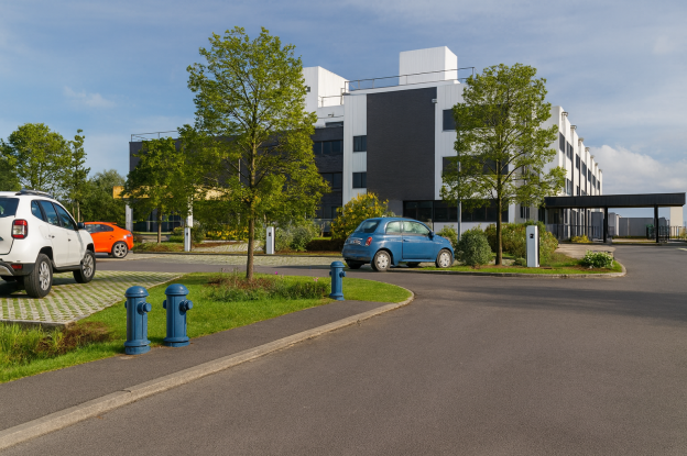 Parking et jardin paysagé, bornes de la réserve incendie enterrée de 550 m3