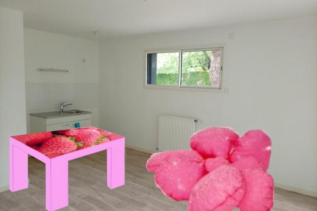 Table et canapé pour accueillir des enfants