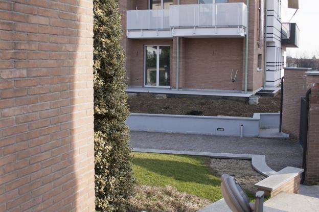 Vue sur jardin d'une maison jumelée contemporaine à Bellusco, Italie — parement brique, balcons et aménagement extérieur en granit
