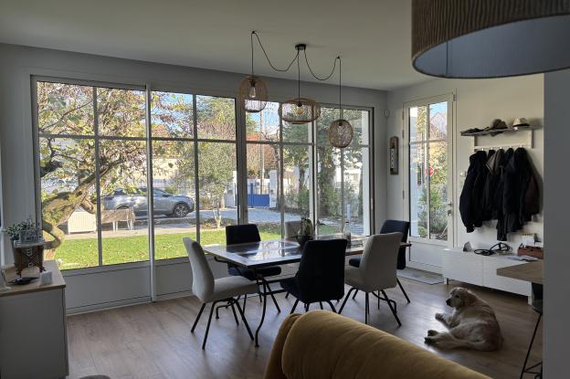 Vue intérieure largement ouverte sur le paysage, depuis le salon