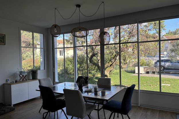 Vue intérieure largement ouverte sur le paysage, depuis la cuisine