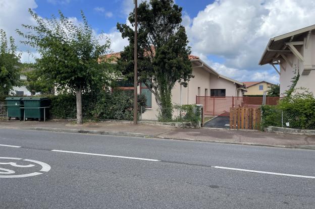 La garderie s'intègre trés discrètement dans l'environnement existant.