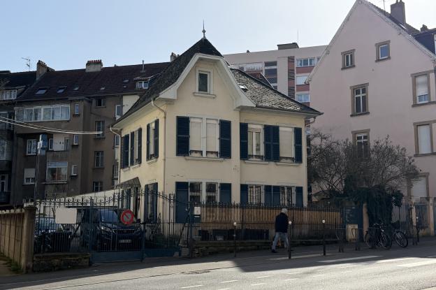 Façade avant d’une maison ancienne située en cœur d’îlot à Metz