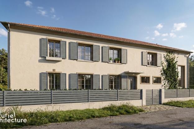 Façade principale d’une maison rénovée de type fermette lorraine à Cheminot, Moselle, après réhabilitation architecturale