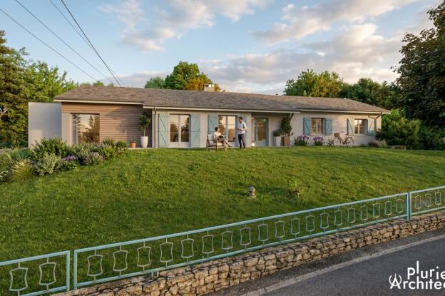 Maison rénovée avec extension à Scy-Chazelles sur terrain en pente, façade avec volets et bardage bois