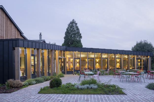 Restaurant vue place - crédit photo Guillaume Guérin
