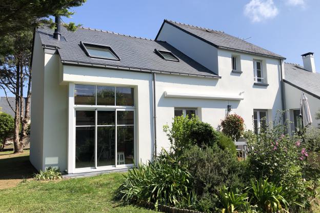 Vue de la façade jardin avec sa grande ouverture d'angle