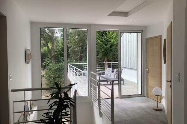 Vue vers l'escalier et la terrasse arrière