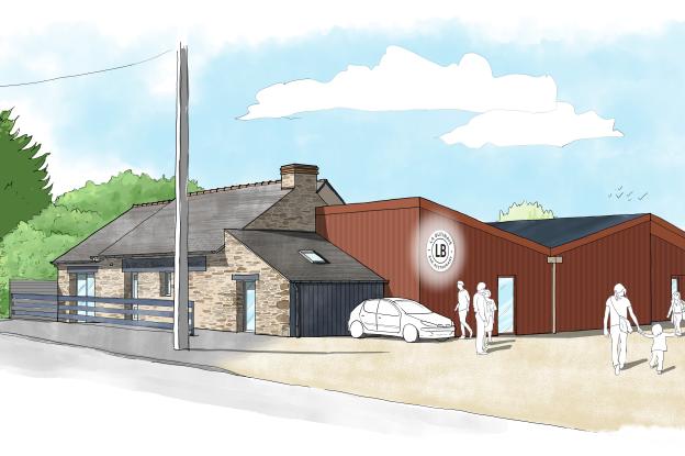 Illustration d'architecture colorée au style esquisse représentant un projet d'extension d'un bâtiment en milieu rural. À gauche se trouve une maison traditionnelle en pierre avec un toit en ardoise et une petite clôture en bois. À droite, une extension moderne est accolée : elle présente un bardage vertical de couleur cuivre ou terre cuite, un toit à double pente asymétrique et un grand logo circulaire lumineux.
